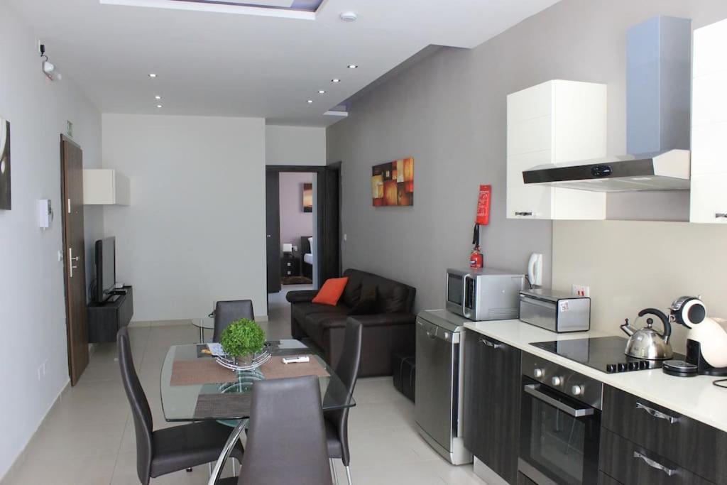 Sunny 2 Bedroom, 2 Bathrooms, Seaside Apt. 斯利马 外观 照片