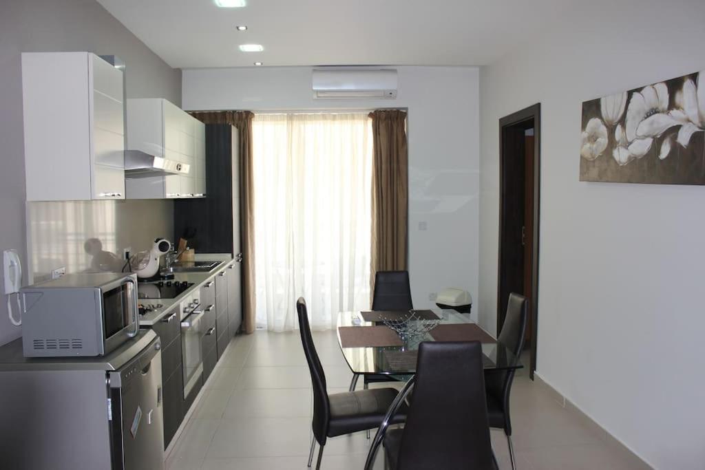 Sunny 2 Bedroom, 2 Bathrooms, Seaside Apt. 斯利马 外观 照片